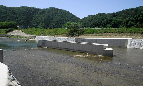 百合地区百合井堰右岸改修工事