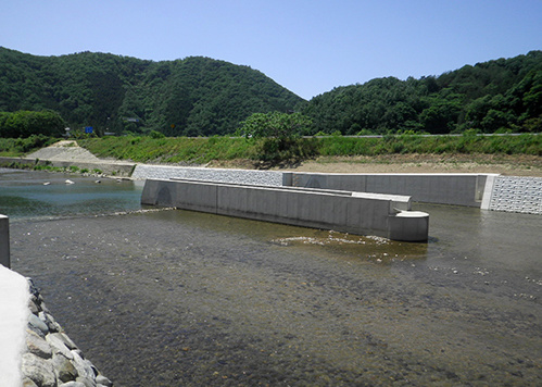 百合地区百合井堰右岸改修工事